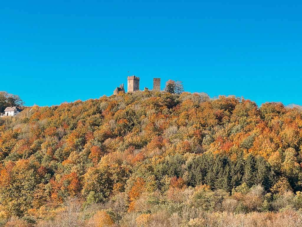 Kasselburg bei Gerolstein im Herbst