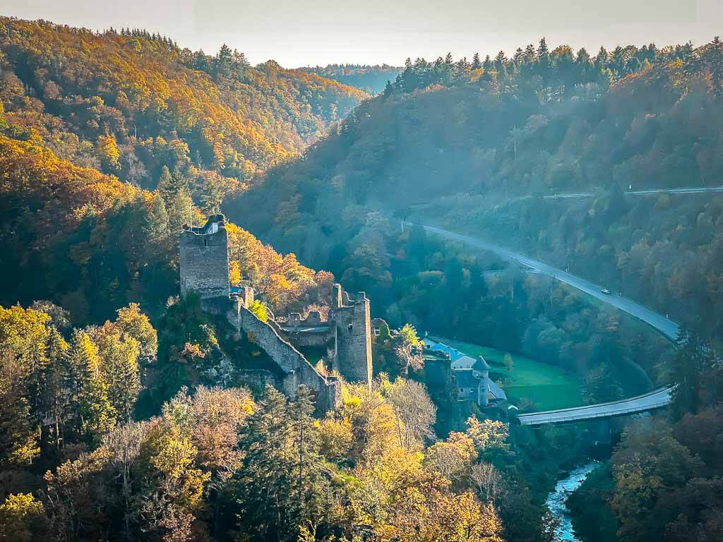 Niederburg in Manderscheid beim Wandern in der Vulkaneifel