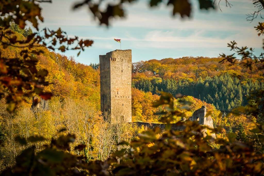 Oberburg von Manderscheid im Herbst beim Wandern in der Vulkaneifel