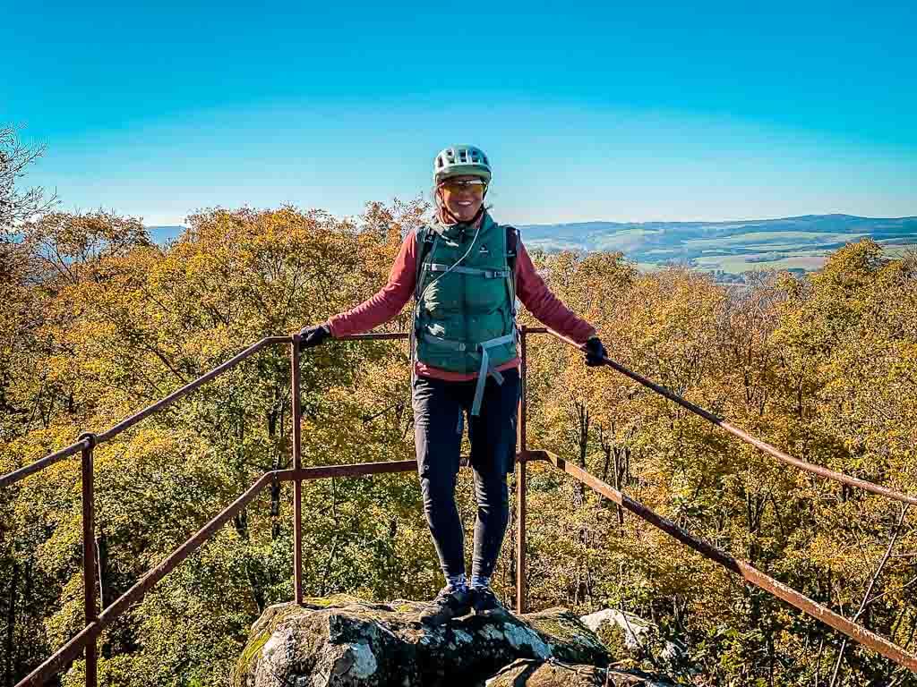Couchflucht Sabrina Bechtold beim Mountainbiken in der Vulkaneifel am Aussichtsturm Dietzenley
