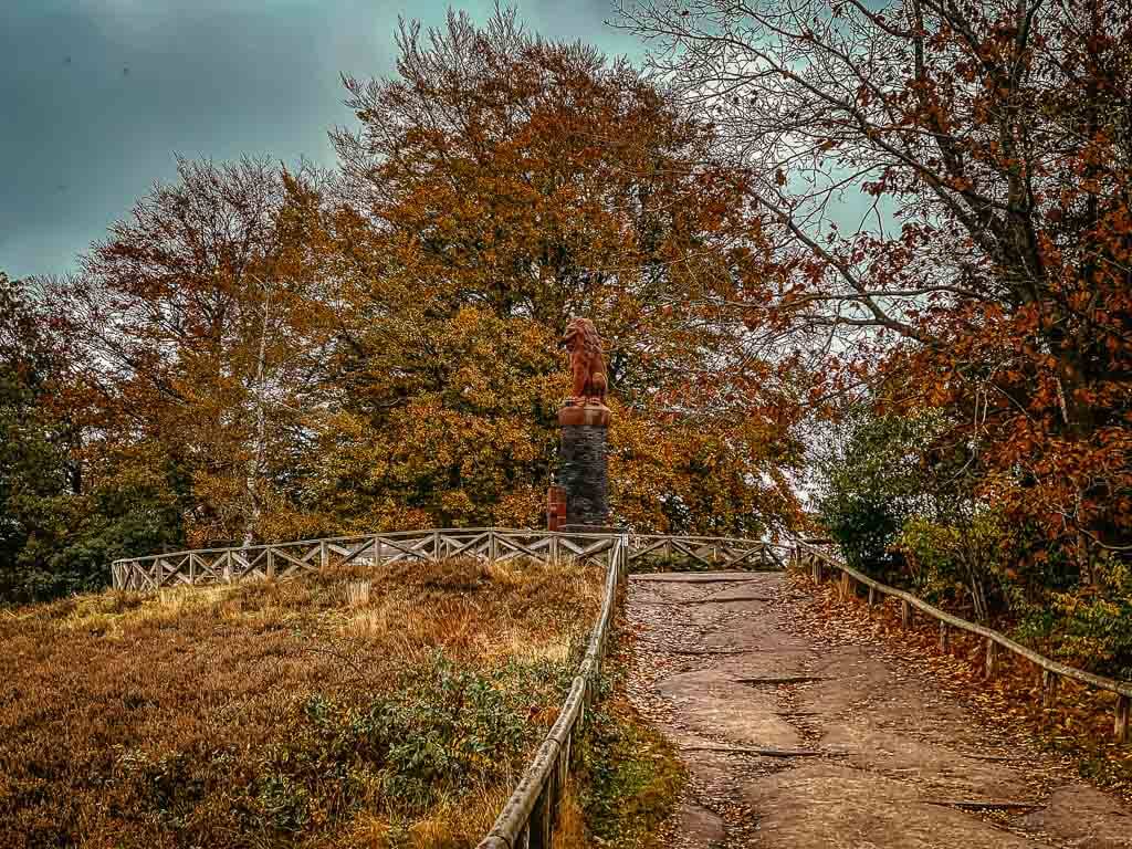 L&ouml;wenstatue am Lemelerberg im Nationalpark De Sallandse Heuvelrug