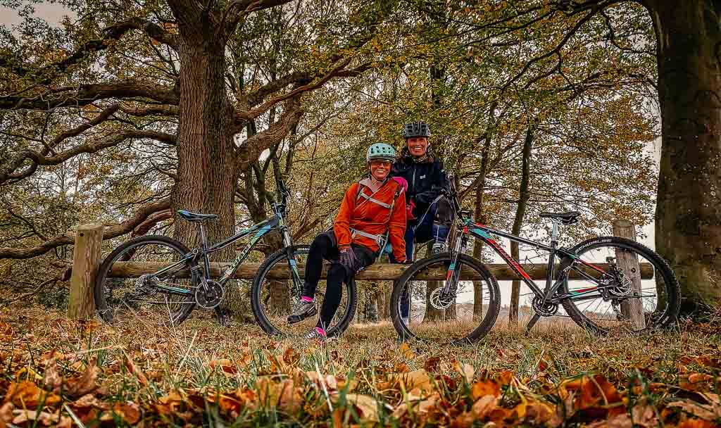 Couchflucht Sabrina Bechtold und Friederike Franze unterwegs mit den Mountainbikes im Nationalpark Sallandse Heuvelrug