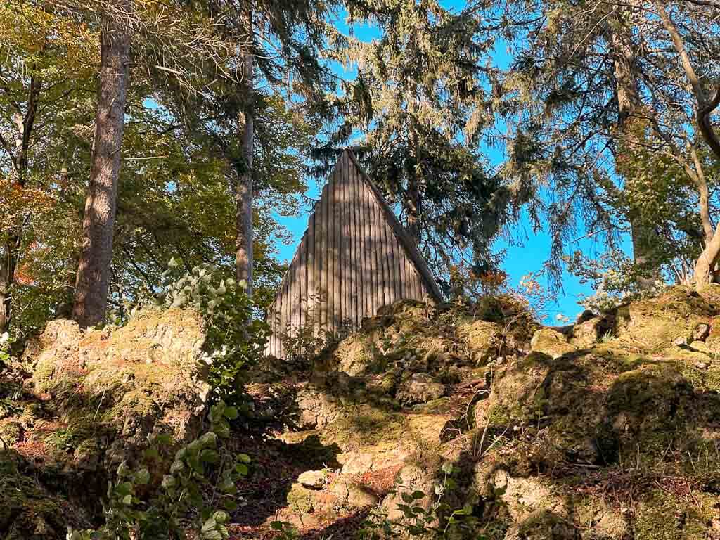 Schutzh&uuml;tte Burgblick in den Gerolsteiner Dolomiten beim Wandern in der Vulkaneifel