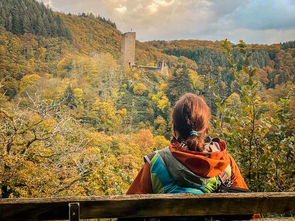 Couchflucht Sabrina Bechtold genie&szlig;t den Blick auf die Manderscheider Burgen in der Vulkaneifel.
