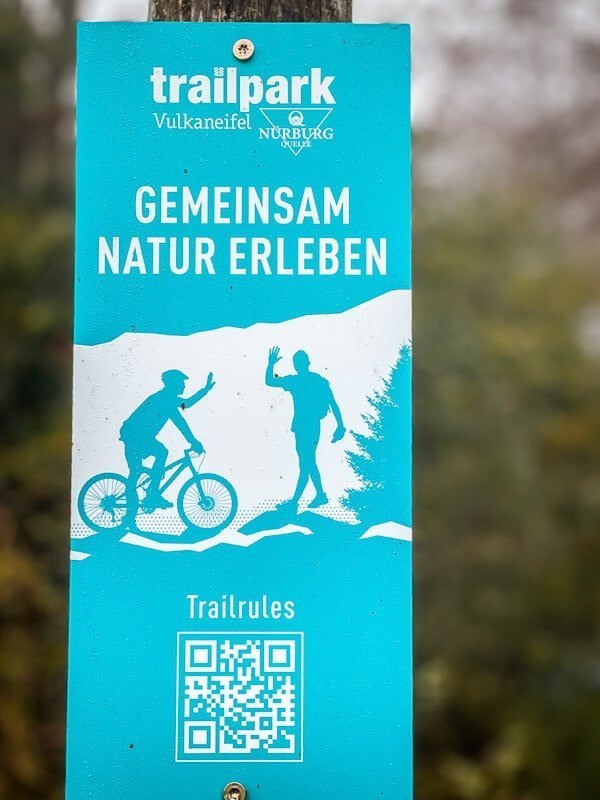 Schild vom Trailpark Vulkaneifel zum Mountainbiken am Sporthotel Grafenwald