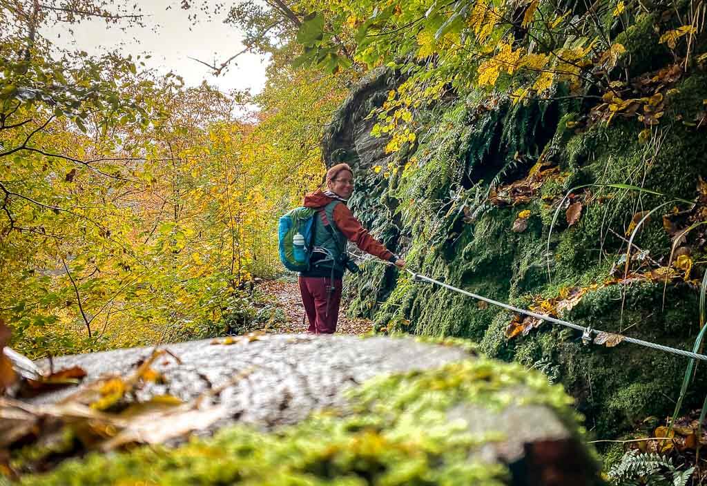 Couchflucht Sabrina Bechtold wandert auf dem Lieserpfad bei Manderscheid.