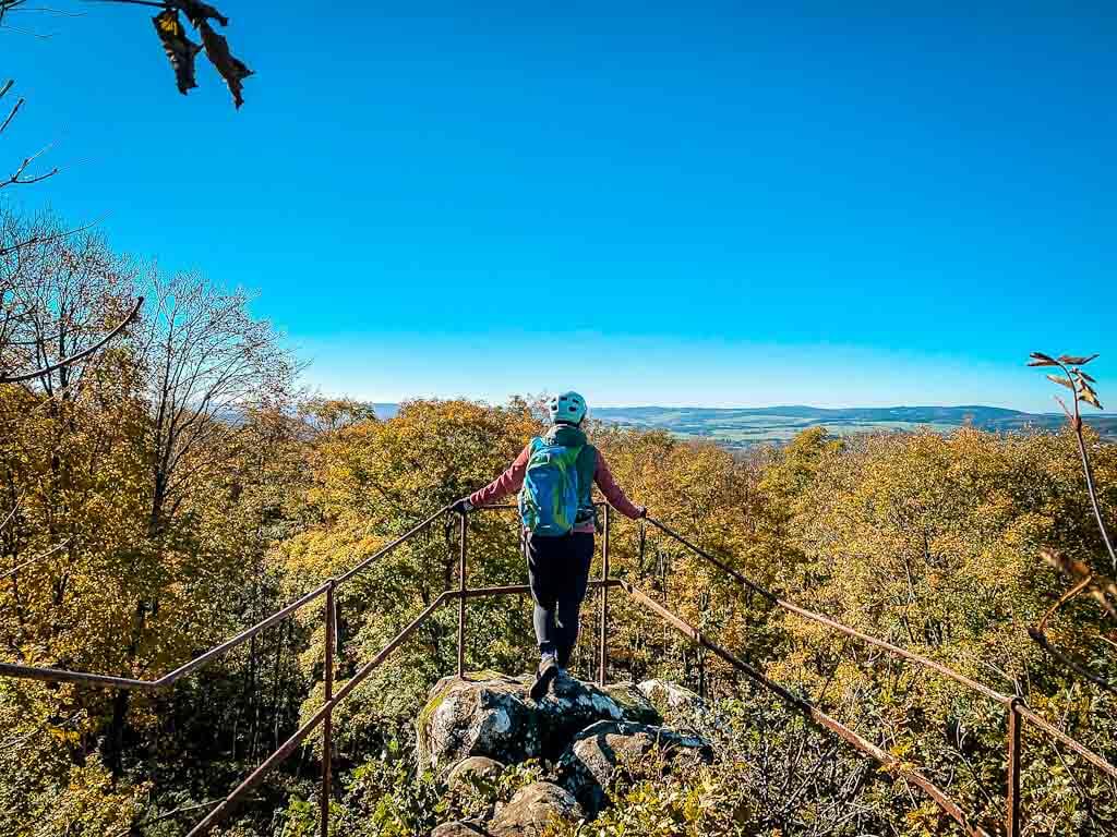 Couchflucht Sabrina Bechtold genießt den Vulkaneifel-Ausblick vom Aussichtsturm Dietzenley.