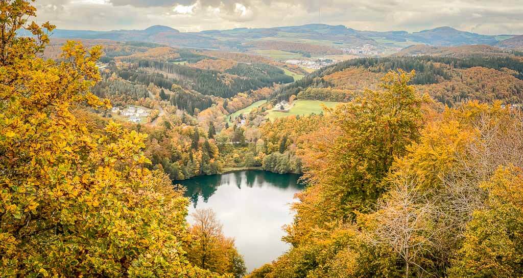 Ausblick auf die Maare vom Dronketurm in der Vulkaneifel