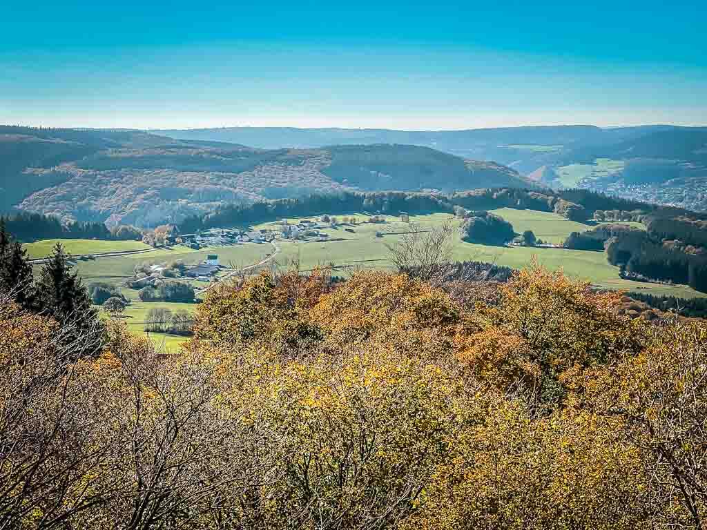 Ausblick auf die Vulkaneifel vom Aussichtsturm Dietzenley