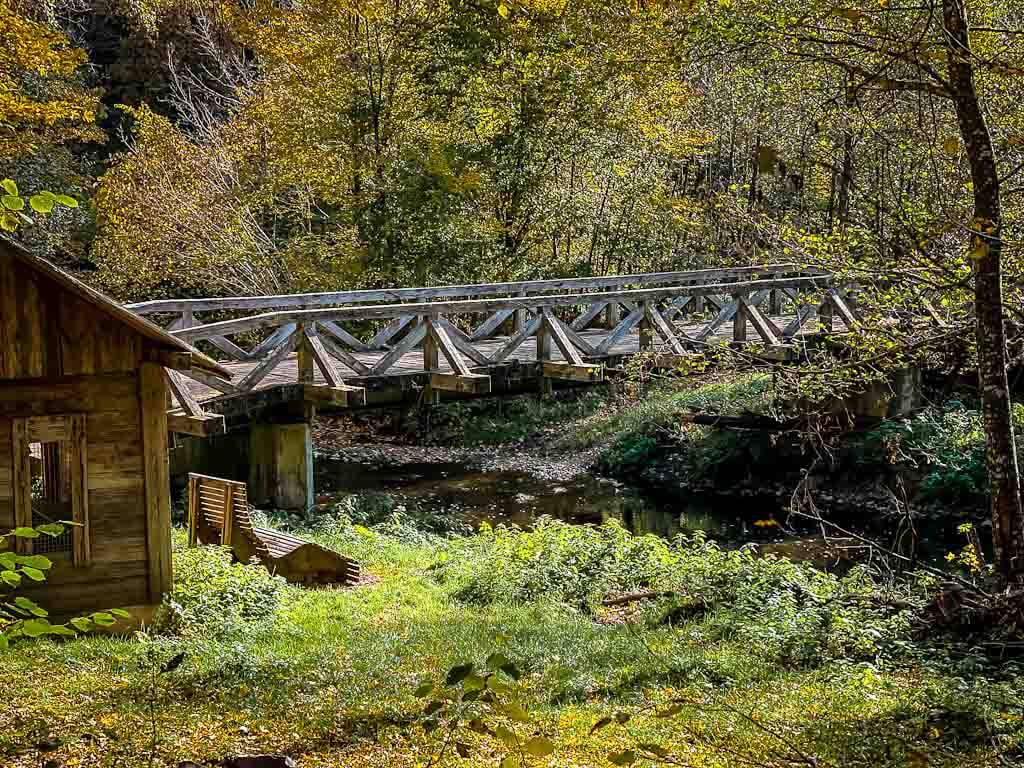 Wandern in der Vulkaneifel auf dem Lieserpfad an der Bl&uuml;mchesauh&uuml;tte