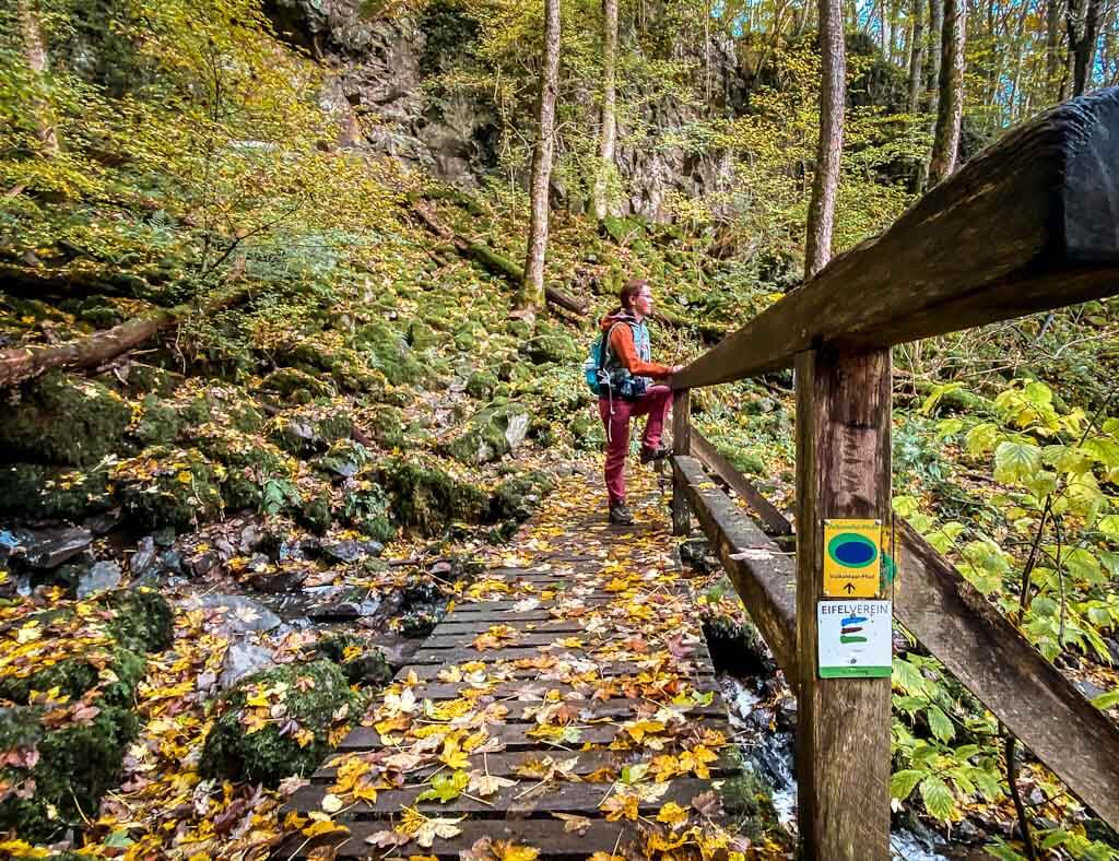 Couchflucht Sabrina Bechtold beim Wandern auf dem VulkaMaar-Pfad in der Wolfsschlucht