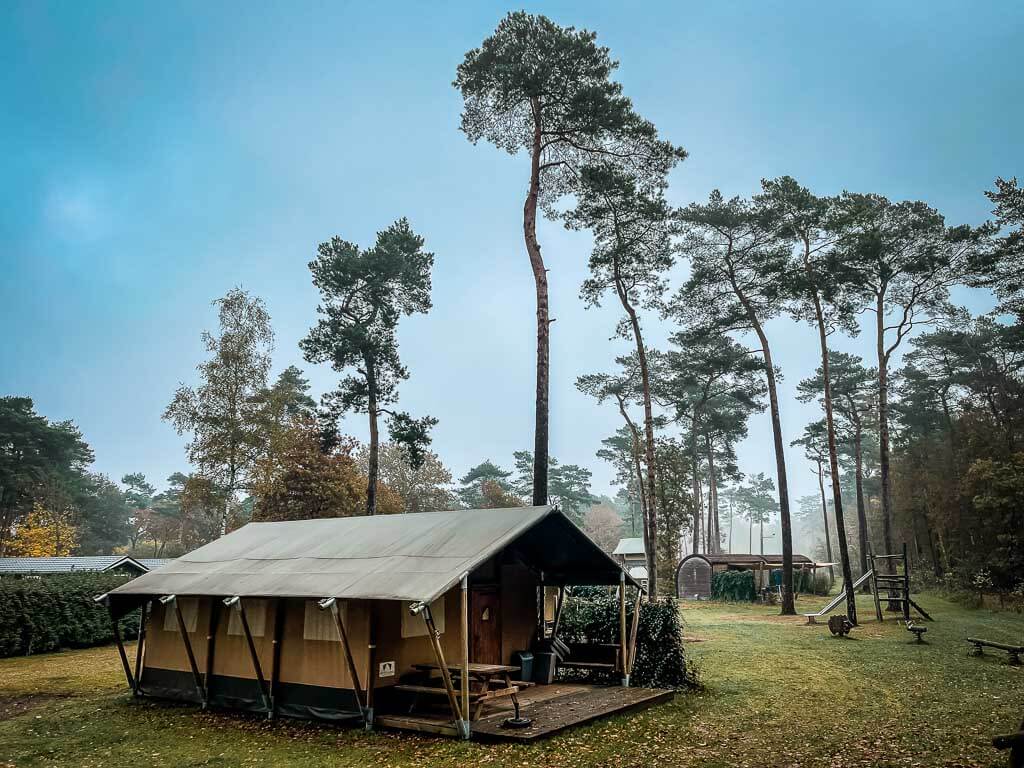 Safarizelte auf dem De Haeghehorst Campingplatz in der Veluwe-Region