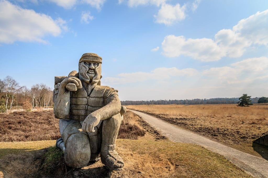 Die r&ouml;mische Statue auf der Marskamp-Wanderroute durch die Ermelosche Heide