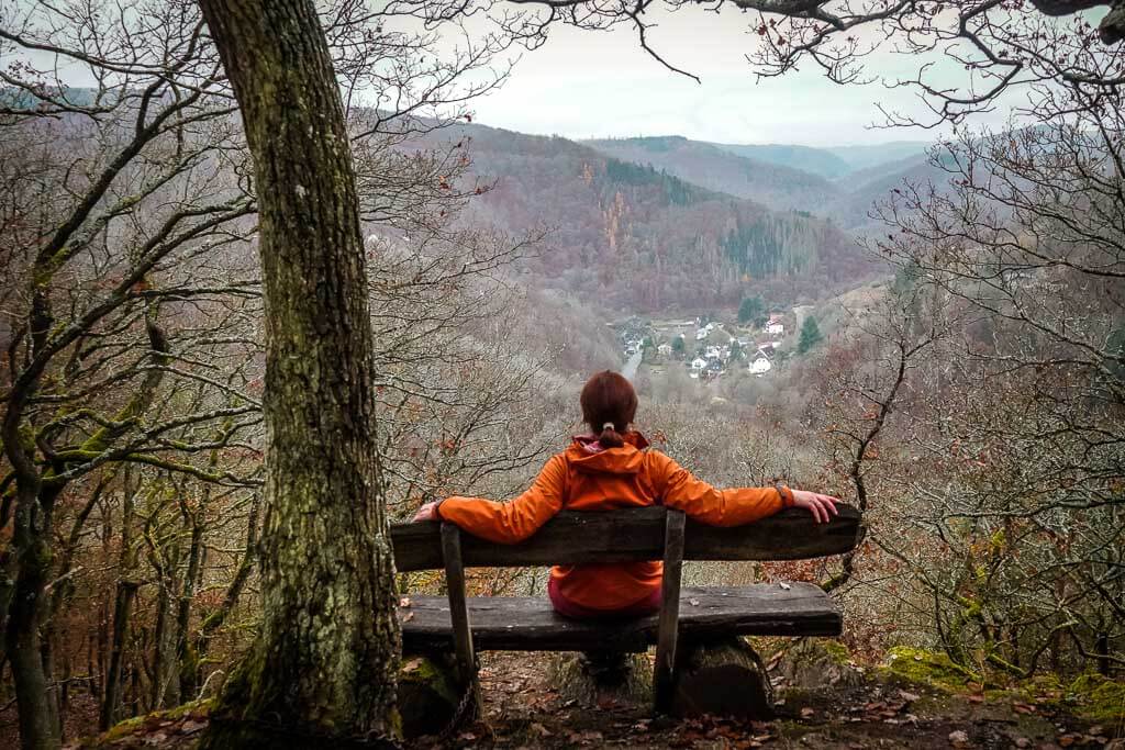 Wispertaunussteig - Pause auf der Bank am Aussichtspunkt Geroldsteiner Tor
