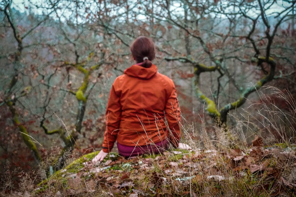 Couchflucht Sabrina Bechtold im urigen Eichenwald auf dem Wispertaunussteig