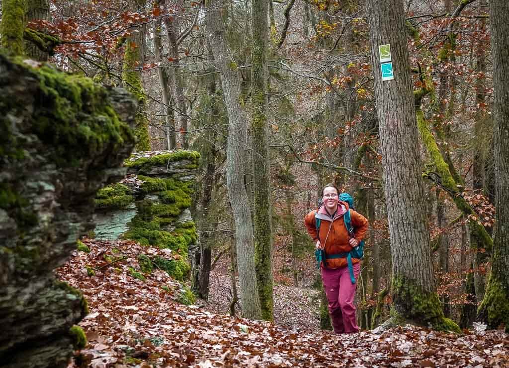 Couchflucht Sabrina Bechtold beim Wandern auf dem Wispertaunussteig.