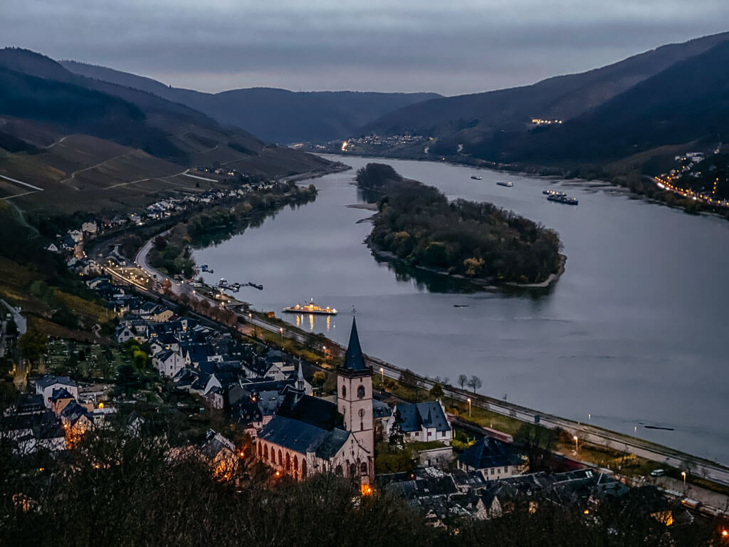 Lorch am Rhein - Weinort am Wispertaunussteig im Abendlicht