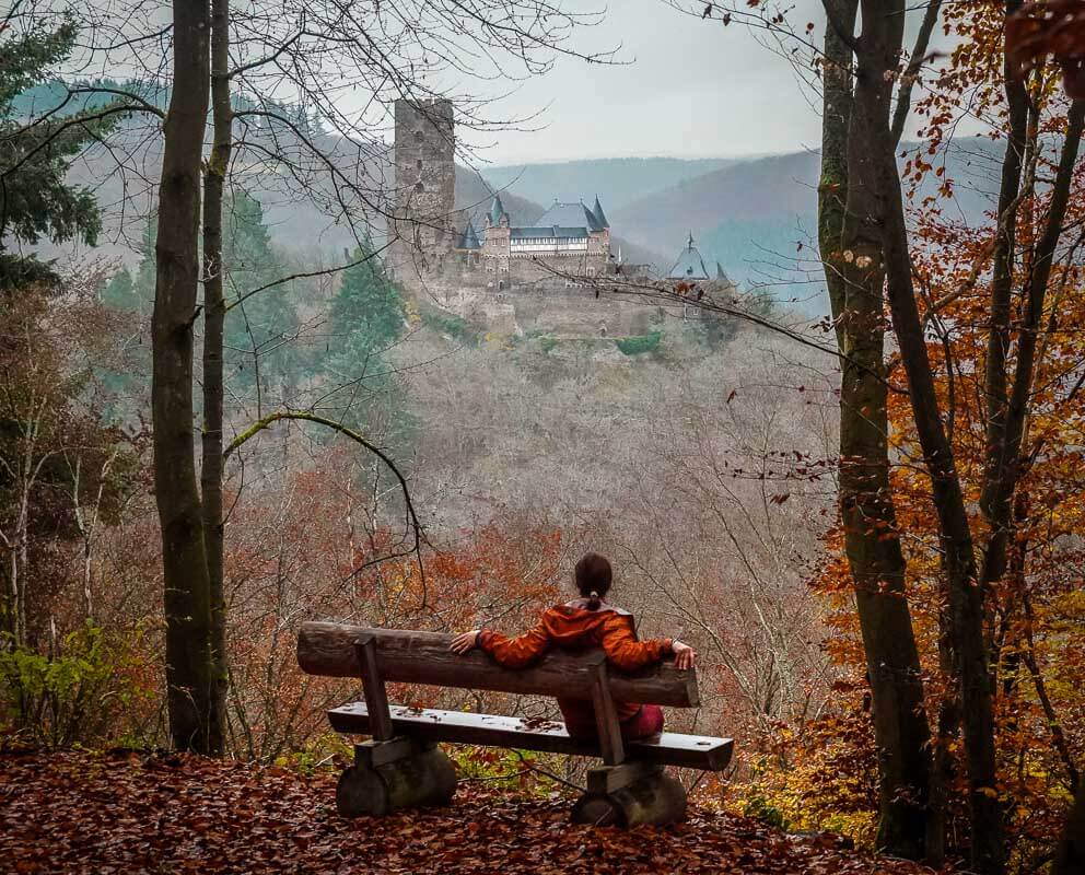 Couchflucht Sabrina Bechtold an der Sauerburg beim Wandern auf dem Wispertaunussteig