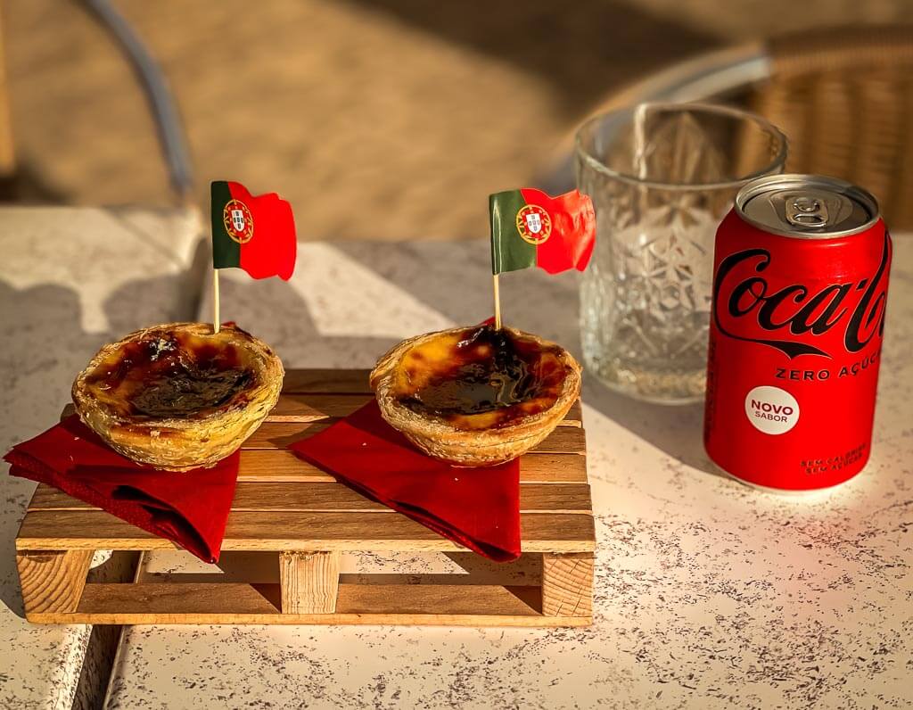 Pasteis da Nata und Cola in Silves an der Algarve