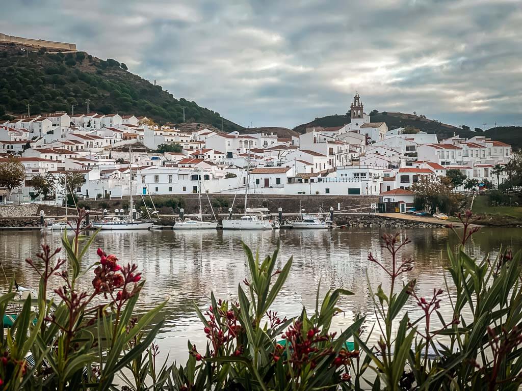 Blick von Alcoutim auf das gegen&uuml;berliegende spanische Dorf Sanlucar de Guadiana