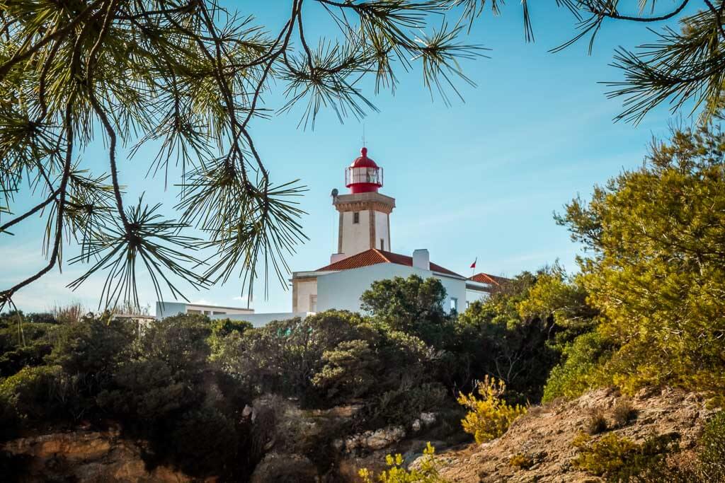 Leuchtturm von Alfanzina auf der Wanderung bei Carvoeiro