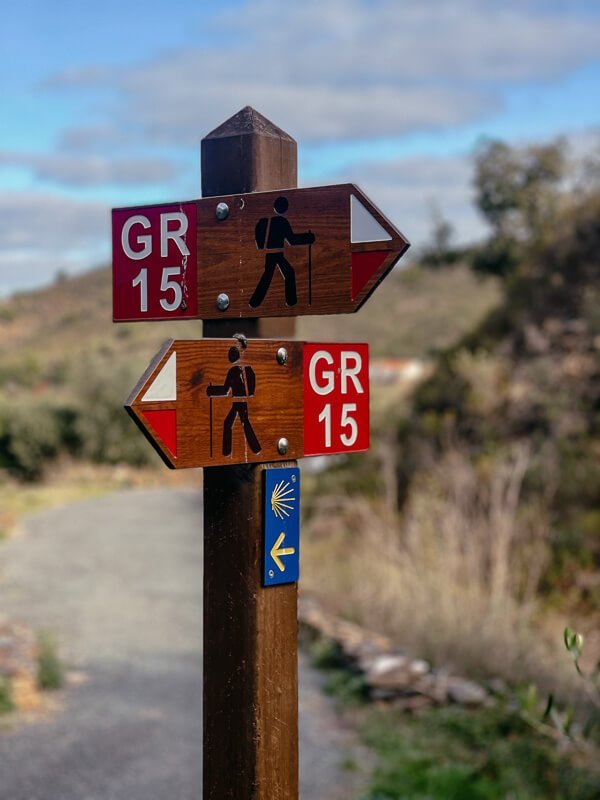 Markierung des GR15 Weitwanderweges Grande Rota do Guadiana an der Algarve