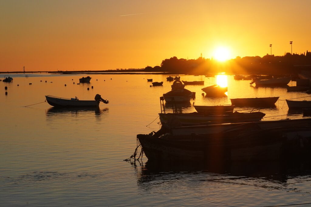 Sonnenuntergang am Hafen des Fischerdorfes Santa Luzia bei Tavira an der Algarve