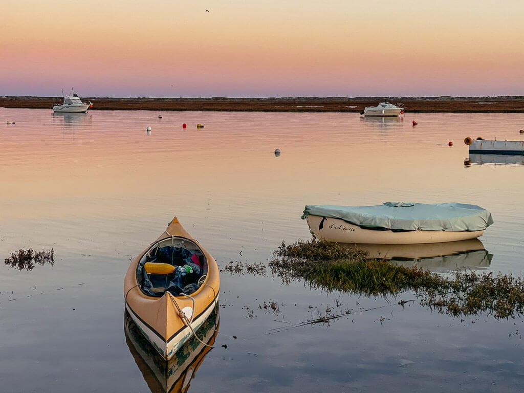 Farbenfrohe Fischerboote im Hafen von Santa Luzia bei Tavira an der Algarve