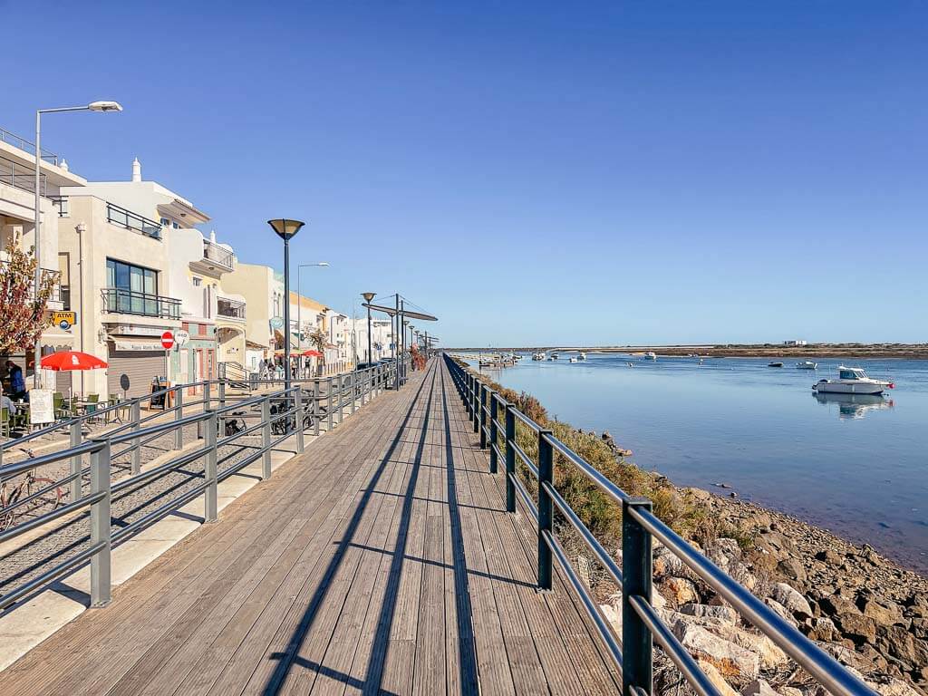 Hafenpromenade in Cabanas de Tavira an der Algarve