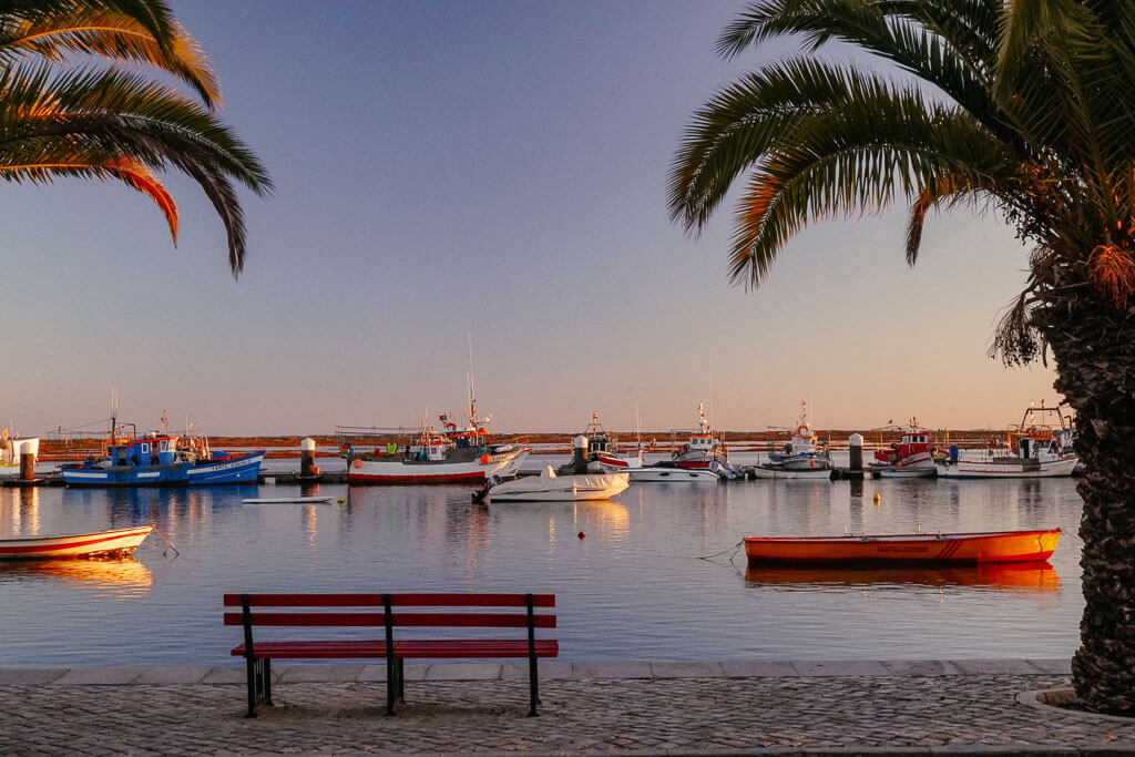 Abendstimmung an der Hafenpromenade von Santa Luzia an der Algarve