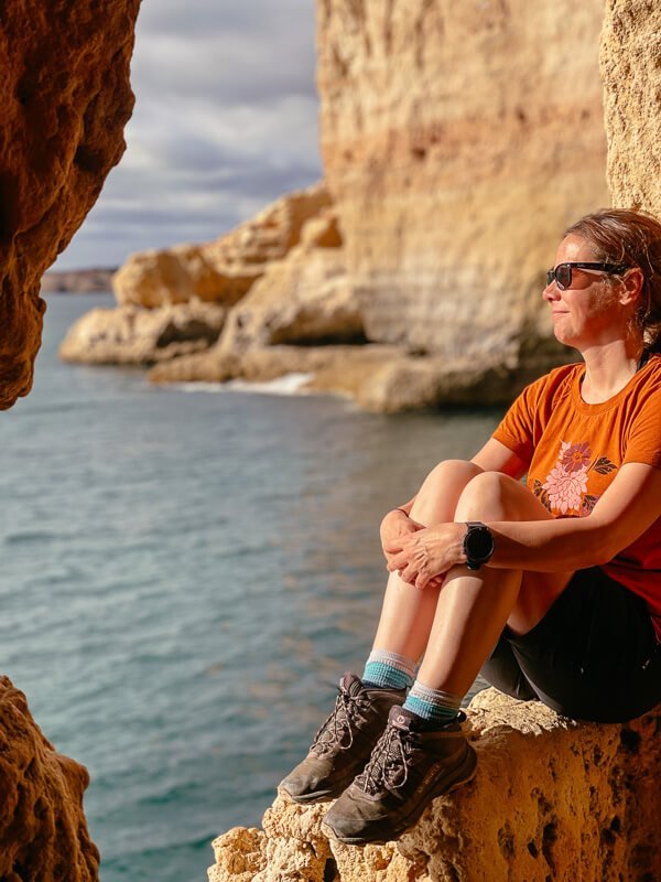 Algarve Algar Seco: Couchflucht Sabrina Bechtold genie&szlig;t einen Fotospot.