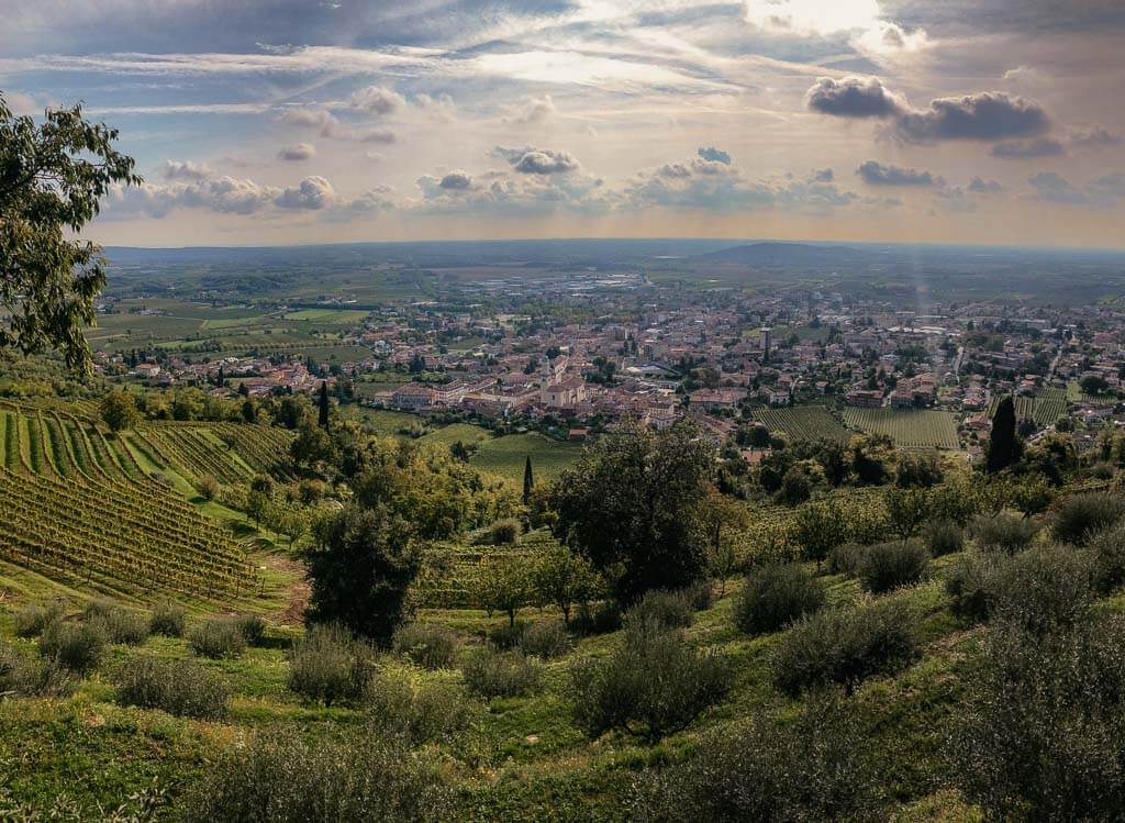Cormons im italienischen Friaul auf dem Alpe-Adria-Trail