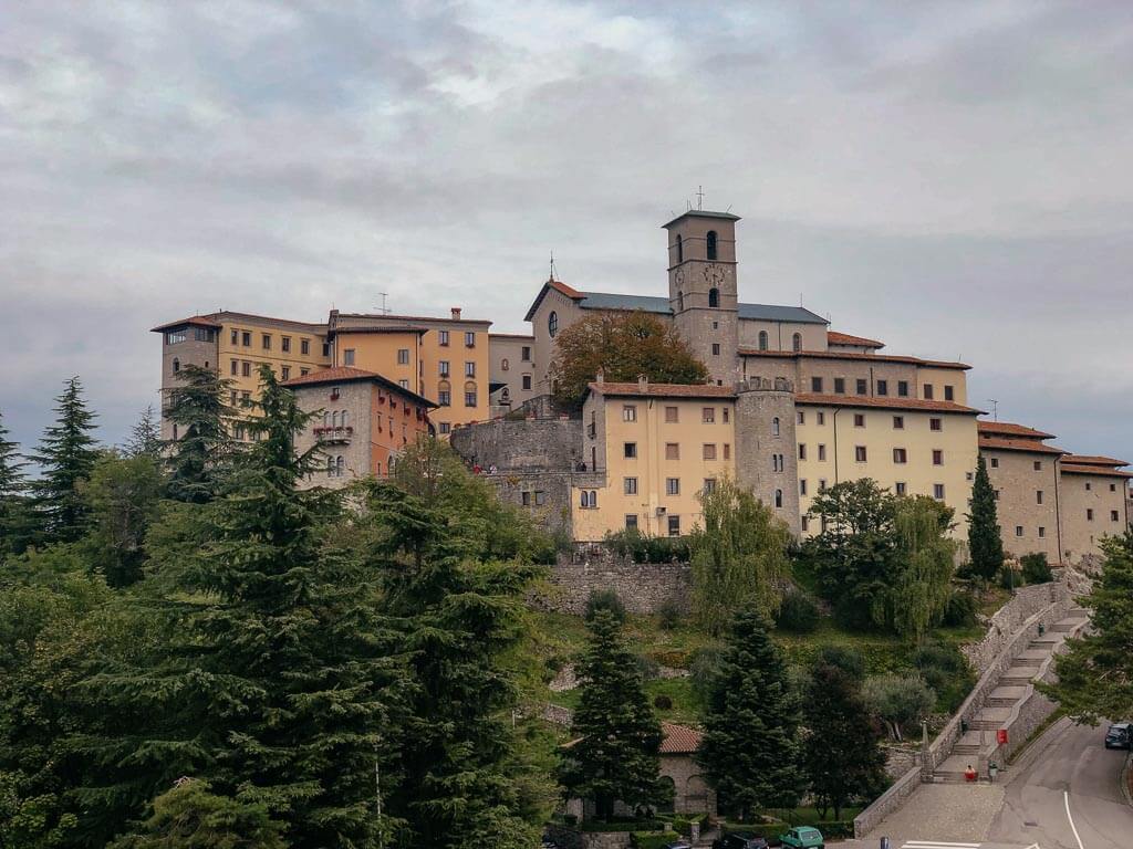 Der Marienwallfahrtsort Castelmonte im Friaul mit dem Franziskanerkloster
