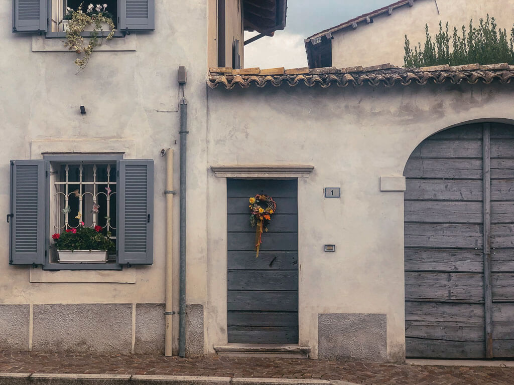 H&auml;userfassade in einem Dorf im Friaul auf dem Weg nach Gradisca d'Isonzo