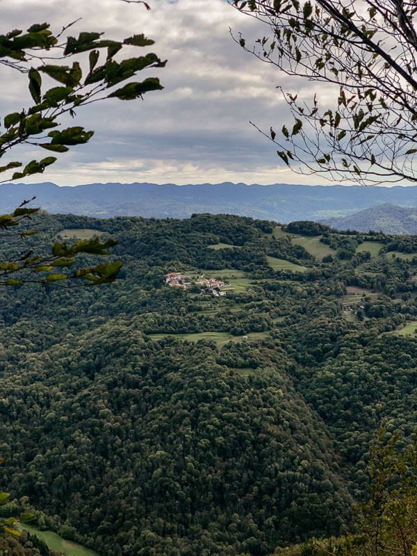 Bewaldete H&uuml;gellandschaft des Friauls auf dem Weg nach Cividale