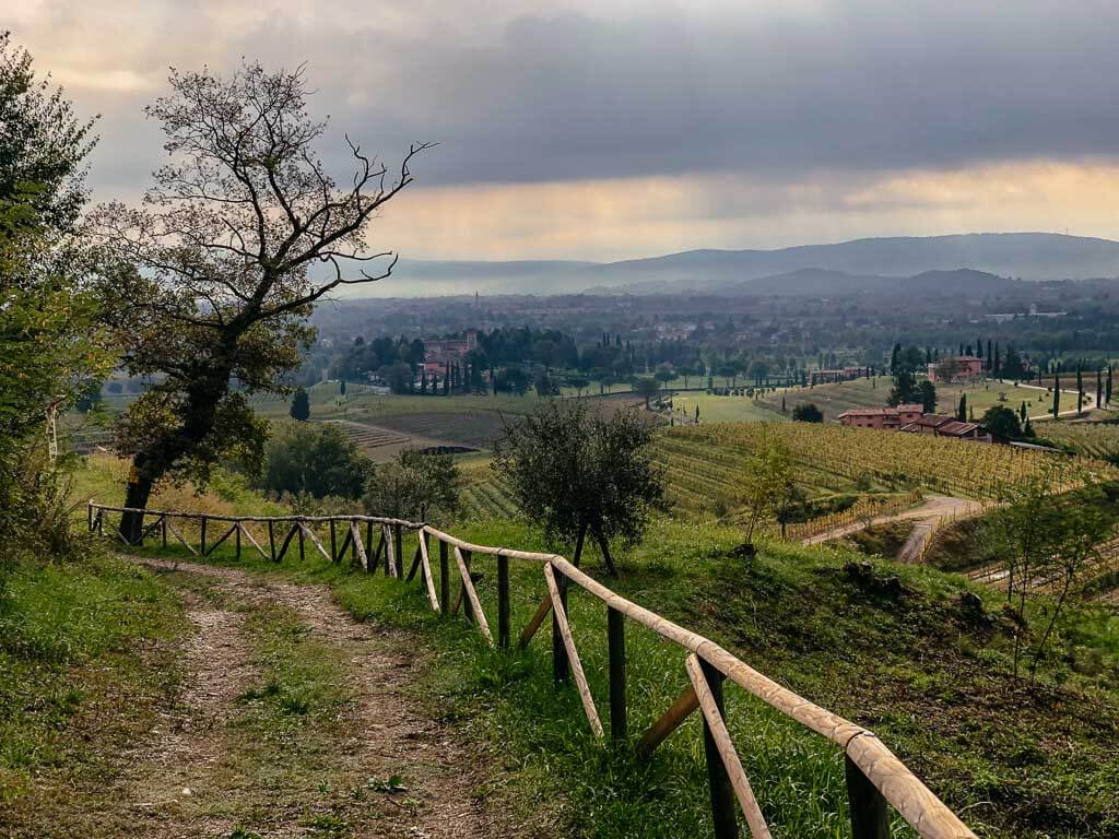 Wanderweg Alpe-Adria-Trail durch das Collio-H&uuml;gelland im Friaul.