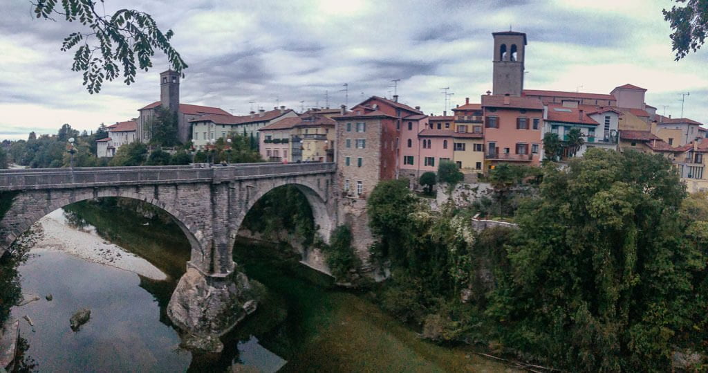 Die Stadt Cividale del Friuli im Friaul mit der Teufelsbr&uuml;cke &uuml;ber den Fluss Natisone