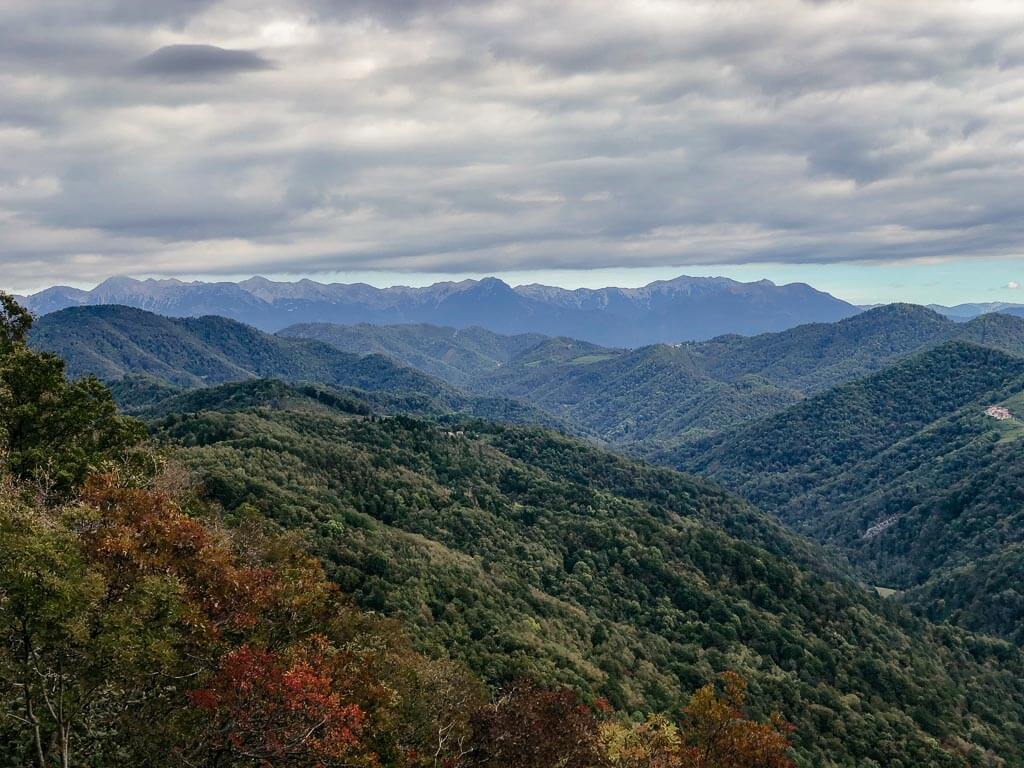 H&uuml;gellandschaft mit W&auml;ldern im italienischen Friaul