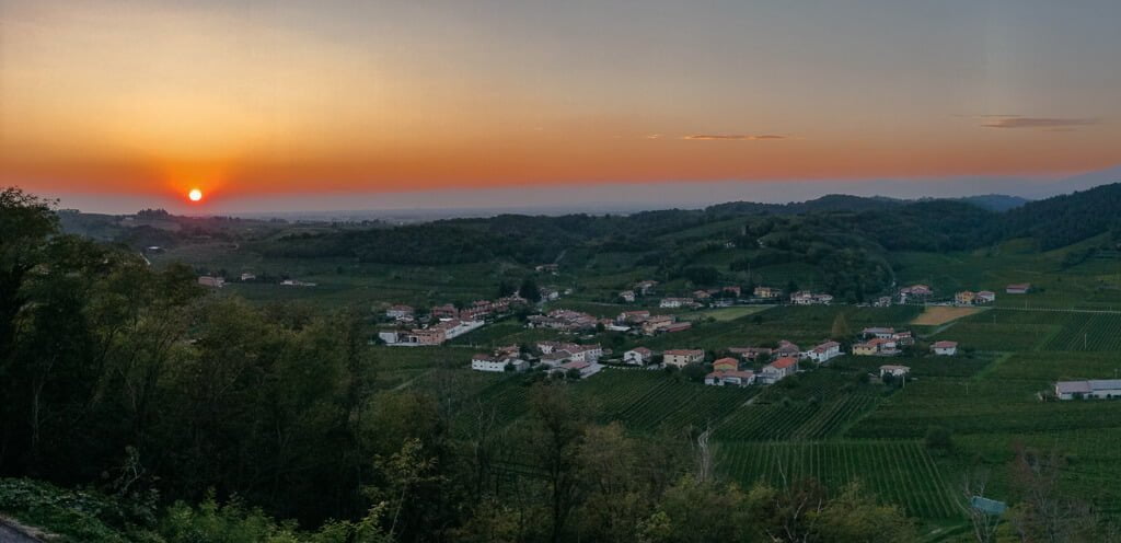 Magischer Sonnenuntergang nach der 29. Etappe des Alpe-Adria-Trails in Slowenien