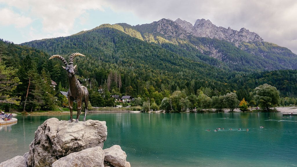 Jasna See bei Kranjska Gora beim Wandern auf dem Alpe-Adria-Trail