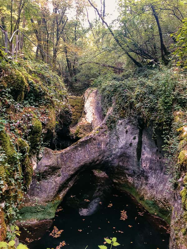 Die mystische Krčnic Felsenbr&uuml;cke beim Wandern auf der 30. Etappe des Alpe-Adria-Trails.