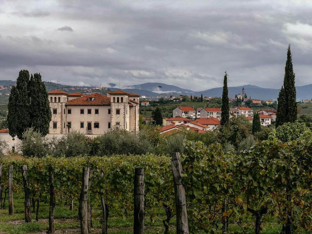 Schloss Dobrovo in Slowenien beim Wandern auf dem Alpe-Adria-Trail