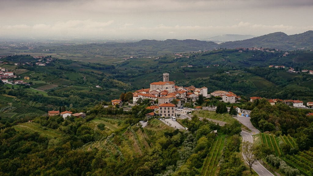 Dorf &Scaron;martno in der H&uuml;gellandschaft der sloweinischen Goriska Brda Rwegion