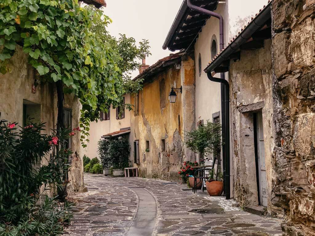 Gasse im mittelalterlichen D&ouml;rfchen &Scaron;martno in der slowenischen Goriska Brda Region