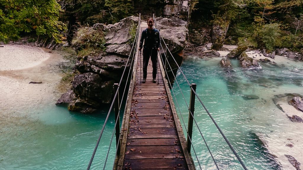 Couchflucht Sabrina Bechtold auf einer H&auml;ngebr&uuml;cke &uuml;ber der Soca zwischen Trenta und Bovec