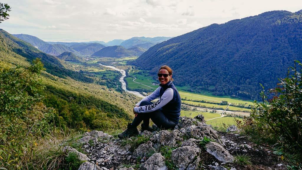 Couchflucht genie&szlig;t Panorama auf Tolmin und Soca Tal auf dem Alpe-Adria-Trail