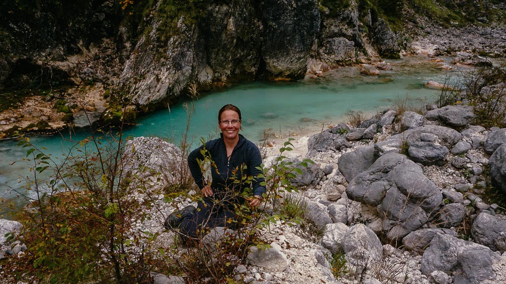 Couchflucht Sabrina Bechtold an der Soca beim Wandern auf dem Alpe-Adria-Trail