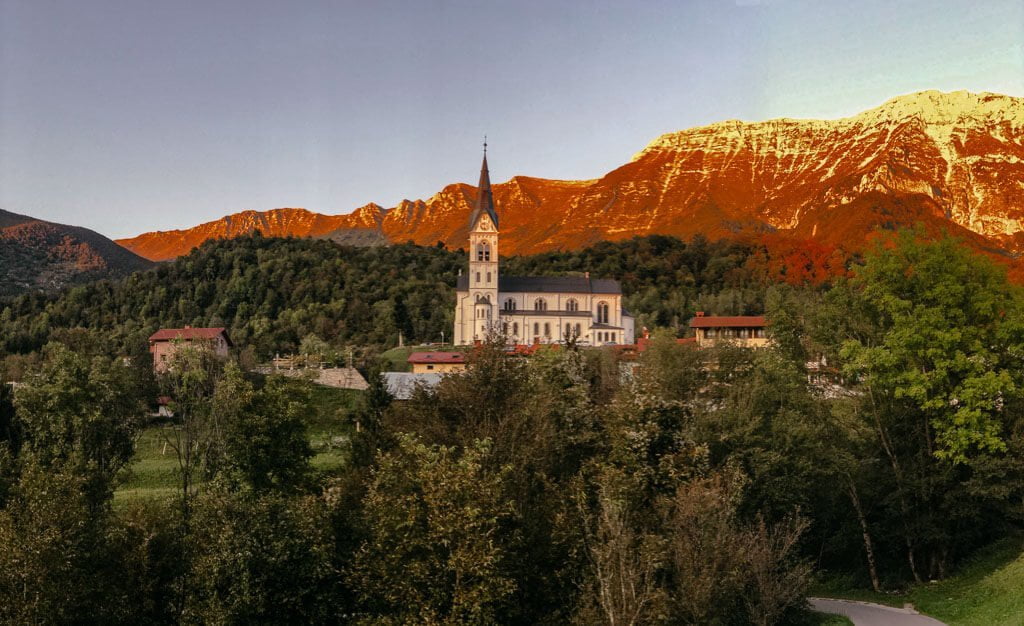 Wallfahrtskirche von Dreznica im Soca Tal auf dem Alpe-Adria-Trail