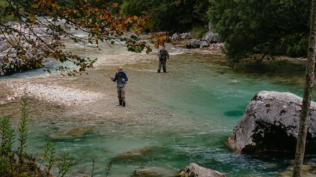 Fliegenfischer in der Soca zwischen Trenta und Bovec