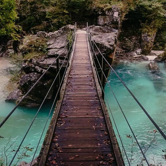 Hängebrücke über die Soča auf dem Alpe Adria Trail im Soca Tal zwischen Trenta und Bovec